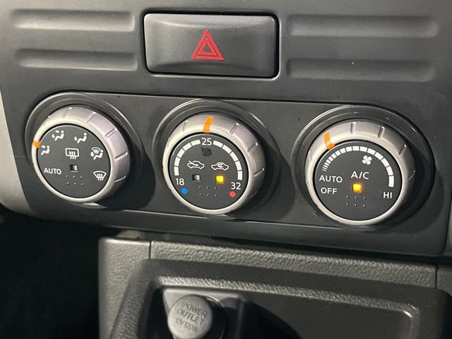 【オートエアコン】一度お好みの温度に設定すれば、車内の温度を検知し風量や温度を自動で調整。暑い&hellip;寒い&hellip;と何度もスイッチ操作をする必要はありません。快適な車内空間には必須の機能ですね♪