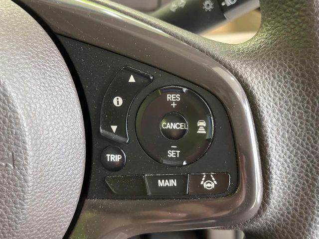 【アダプティブクルーズコントロール】高速道路での長距離走行が楽に!!自動で速度を保つクルーズコントロールが、衝突軽減システムと連携し、前方の車両を感知して車間を保つように速度調節してくれます!!