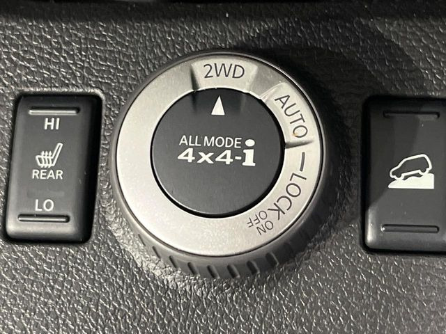【オールモード4&times;4】2WD/4WDモードを手軽に切り替え可能。燃費重視の2WD、スタック時に役立つLOCK、AUTOモードでは4WDの配分を自動で調整し、路面状況を問わず安定した走りをサポート。