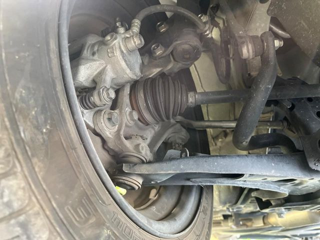 お車を安心してお乗りいただく為には、足回りの定期点検が欠かせません。サービスサポート(有償保証)では無料点検もご提供しており、安心のカーライフをお過ごしいただけるサポート体制が整っています。