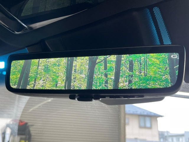 【デジタルインナーミラー】後席の大きな荷物や同乗者で後方が確認しづらい時でも安心!カメラが撮影した車両後方の映像をルームミラー内に表示。クリアな視界で状況の確認が可能です!
