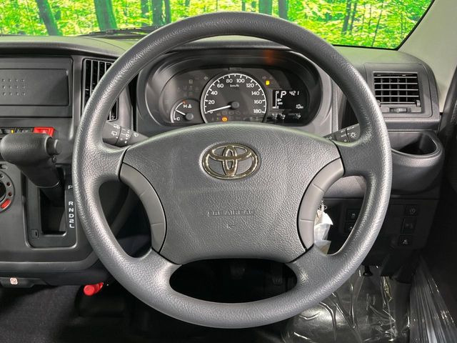 インテリアに合わせたデザインのステアリングは、運転される方のことも考え、運転しやすい形状、大きさです。是非一度、実際に触ってお確かめください。
