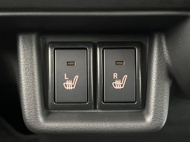 【シートヒーター】寒い日に重宝するシートヒーター!エアコンより早く温まってくれるので寒がりの人も安心ですね♪エアコンの温風は乾燥するから苦手、という方にもをおすすめです。