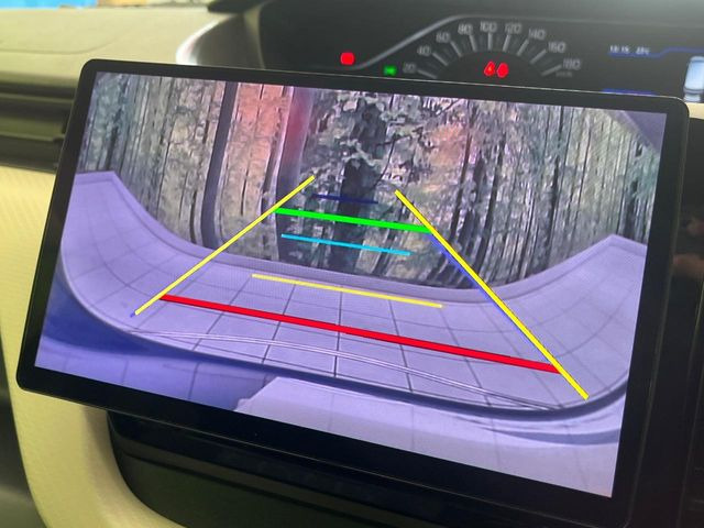 【バックカメラ】駐車時に後方がリアルタイム映像で確認できます。大型商業施設や立体駐車場での駐車時や、夜間のバック時に大活躍!運転スキルに関わらず、今や必須となった装備のひとつです!