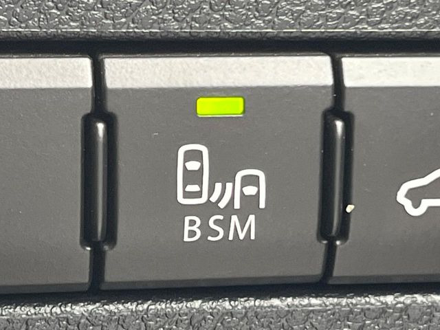 【ブラインドスポットモニター】走行中、ドアミラーの死角になりやすい箇所に後続車が接近するとサイドミラーのレンズに警告を表示!ドライバーに注意喚起をしてくれます。