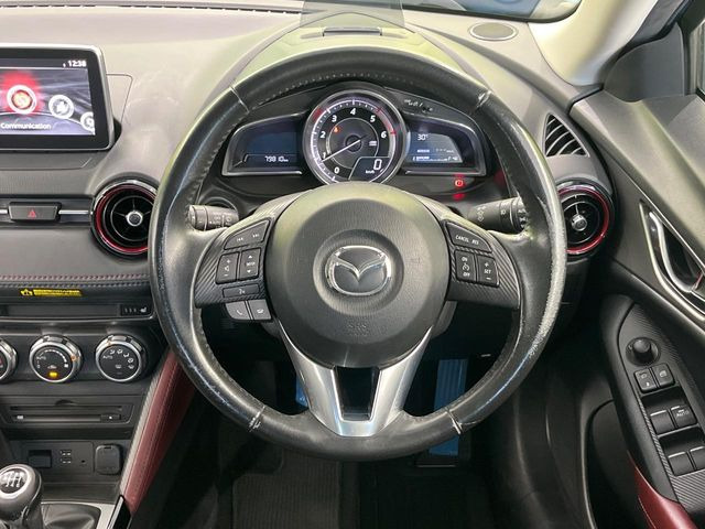 �C���e���A�ɍ��킹���f�U�C���̃X�e�A�����O�́A�^�]�������̂��Ƃ��l���A�^�]���₷���`��A�傫���ł��B�����x�A���ۂɐG���Ă��m���߂��������B