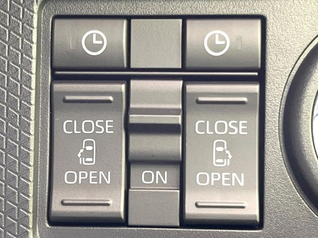 【両側パワースライドドア】スマートキーや運転席のスイッチで後席両側スライドドアの開閉が可能♪電動だから力を入れてドアを開ける必要が無く、小さなお子様でも簡単に開け閉めでき快適です♪
