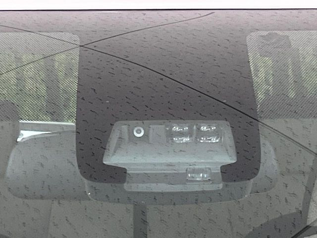 【トヨタセーフティセンス】走行中に前方の車両等を認識し、衝突しそうな時は警報とブレーキで衝突回避と被害軽減をアシスト。より安全にドライブをお楽しみいただけます。