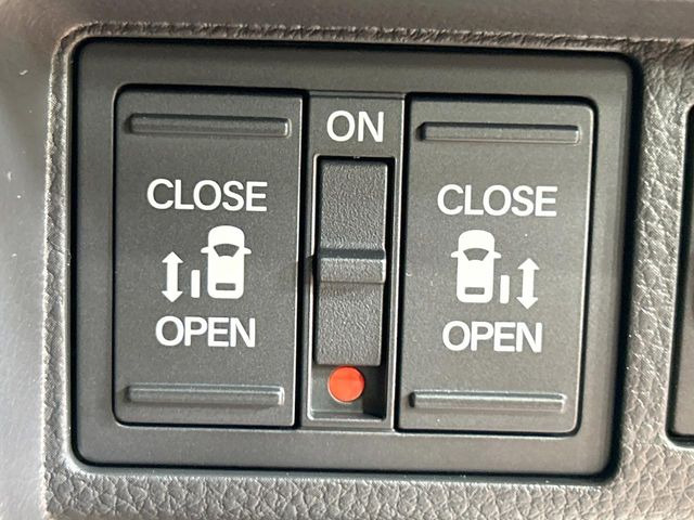 【両側パワースライドドア】スマートキーや運転席のスイッチで後席両側スライドドアの開閉が可能♪電動だから力を入れてドアを開ける必要が無く、小さなお子様でも簡単に開け閉めでき快適です♪