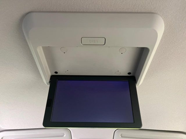 【フリップダウンモニター】大画面モニターで後席でもエンタメをお楽しみいただけます。小さなお子様にも大人気の装備です♪
