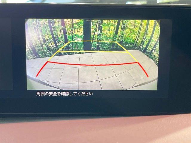 【バックカメラ】駐車時に後方がリアルタイム映像で確認できます。大型商業施設や立体駐車場での駐車時や、夜間のバック時に大活躍!運転スキルに関わらず、今や必須となった装備のひとつです!