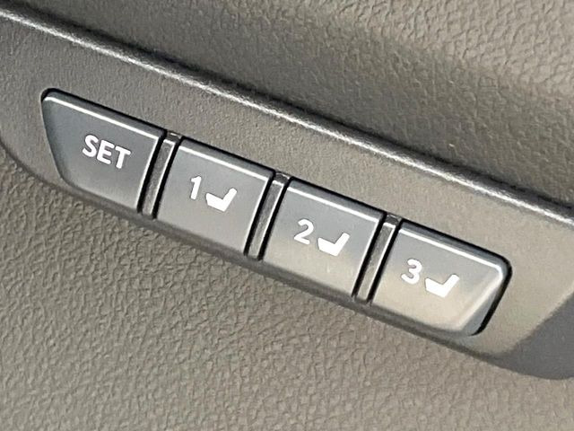 【運転席8WAYパワーシート】リクライニングからシートリフターまで、スイッチ一つで簡単にシートの微調整が可能!自分に最適なシートポジションにセットして、快適なドライブをお楽しみください。