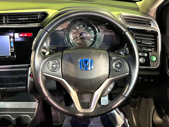 �C���e���A�ɍ��킹���f�U�C���̃X�e�A�����O�́A�^�]�������̂��Ƃ��l���A�^�]���₷���`��A�傫���ł��B�����x�A���ۂɐG���Ă��m���߂��������B
