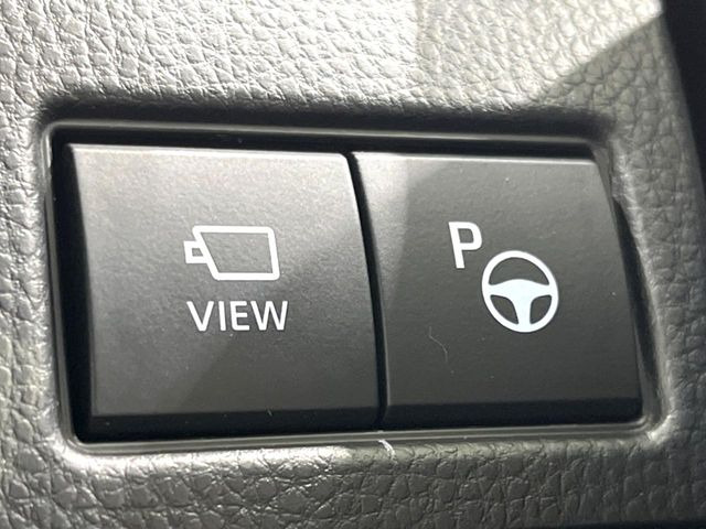 【リモート機能つきアドバンストパーク】専用スマートフォンアプリの使用で、車外から遠隔駐車・出庫が可能な先進機能。広い場所で乗り降りしたい時に便利です♪