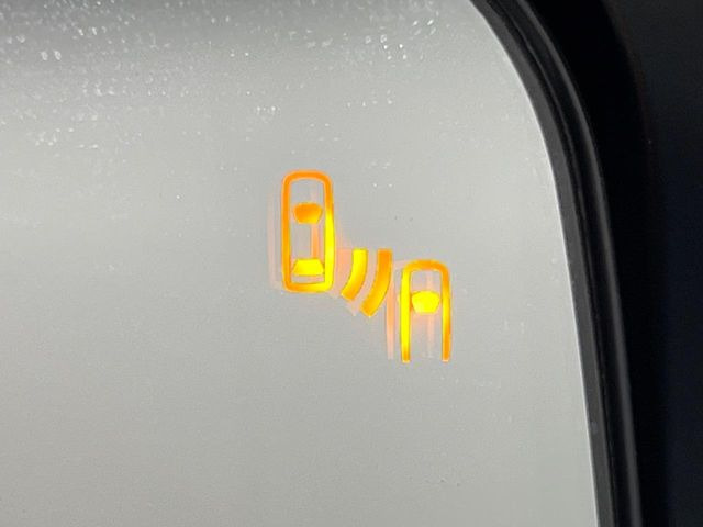 【リヤクロストラフィックアラート(RCTA)】駐車スペースから出る時に後方を横切ろうと接近してくる車両を検知しお知らせします。ショッピングモールなど大型商業施設の混雑した駐車場でも安心ですね♪