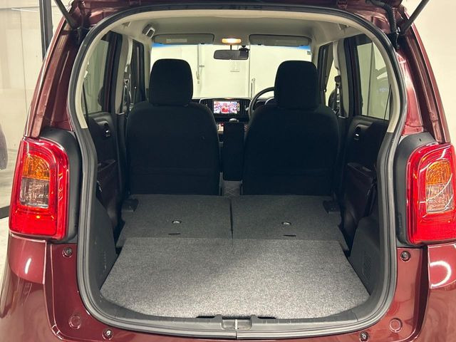 普段のお買い物や通勤、送迎等に十分な荷室スペースを確保しております。セカンドシートを倒すと、大きな荷物の積載も可能です♪