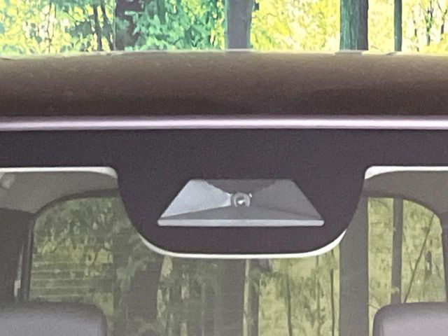 【ホンダセンシング】走行中に前方の車両等を認識し、衝突しそうな時は警報とブレーキで衝突回避と被害軽減をアシスト。より安全にドライブをお楽しみいただけます。