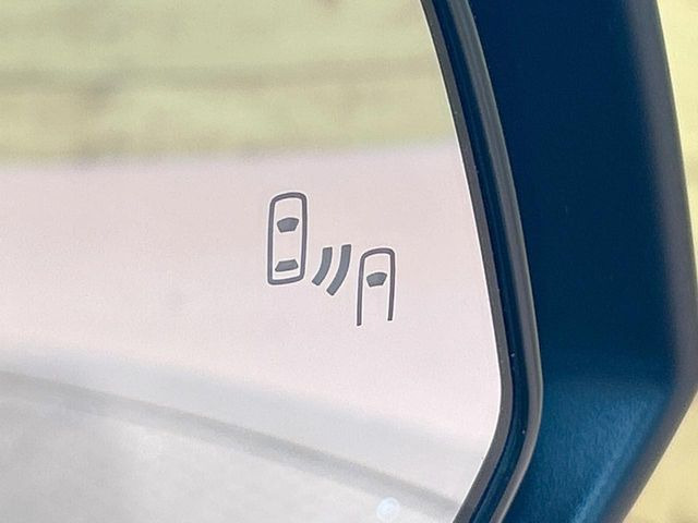 【ブラインドスポットモニター】走行中、ドアミラーの死角になりやすい箇所に後続車が接近するとサイドミラーのレンズに警告を表示!ドライバーに注意喚起をしてくれます。