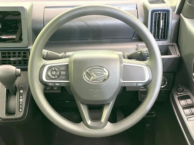 インテリアに合わせたデザインのステアリングは、運転される方のことも考え、運転しやすい形状、大きさです。是非一度、実際に触ってお確かめください。
