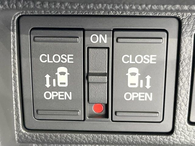【両側パワースライドドア】スマートキーや運転席のスイッチで後席両側スライドドアの開閉が可能♪電動だから力を入れてドアを開ける必要が無く、小さなお子様でも簡単に開け閉めでき快適です♪