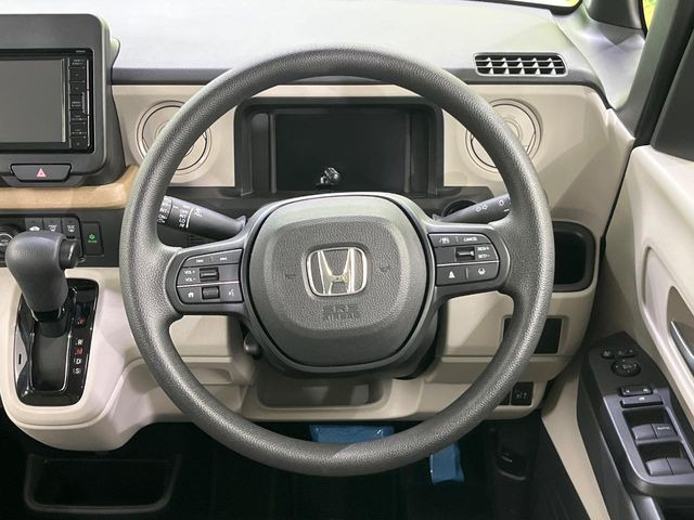インテリアに合わせたデザインのステアリングは、運転される方のことも考え、運転しやすい形状、大きさです。是非一度、実際に触ってお確かめください。