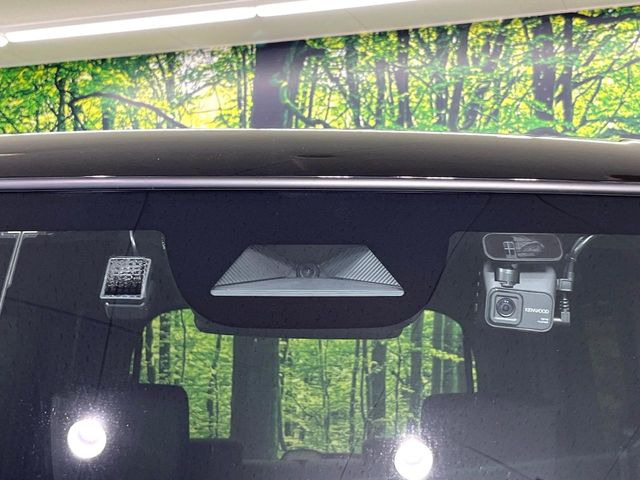 【ホンダセンシング】走行中に前方の車両等を認識し、衝突しそうな時は警報とブレーキで衝突回避と被害軽減をアシスト。より安全にドライブをお楽しみいただけます。
