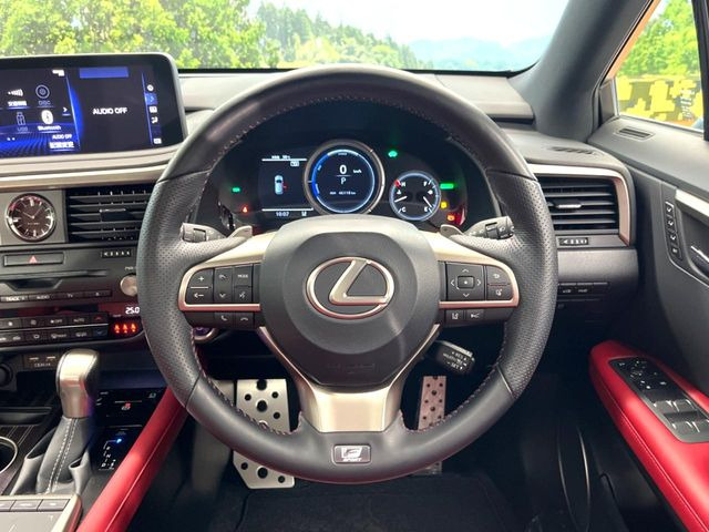 �C���e���A�ɍ��킹���f�U�C���̃X�e�A�����O�́A�^�]�������̂��Ƃ��l���A�^�]���₷���`��A�傫���ł��B�����x�A���ۂɐG���Ă��m���߂��������B