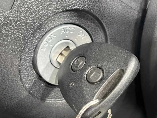 【キーレス】少し離れた場所からでもボタン一つでドアの開錠・施錠ができるのでとっても便利!ドアの鍵穴周りに傷をつけることもありません♪