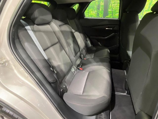 後部座席も気になるようなキズ・汚れやへたり等、大きなダメージはなく、良好な状態です。