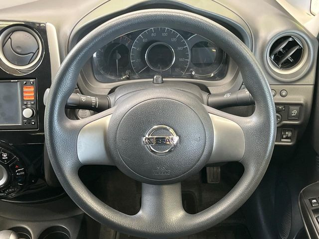 �C���e���A�ɍ��킹���f�U�C���̃X�e�A�����O�́A�^�]�������̂��Ƃ��l���A�^�]���₷���`��A�傫���ł��B�����x�A���ۂɐG���Ă��m���߂��������B