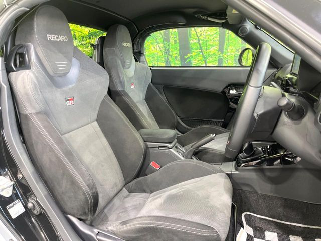 �yRECARO�V�[�g�z�z�[���h���ɗD��A�J�[�u���̑̂������}�����Ă���܂��B�܂��A�̂Ƀt�B�b�g���邩�獘��w�������ɂ����A�����O�h���C�u�⍂�����s�ł����K�ɂ��߂������������܂���