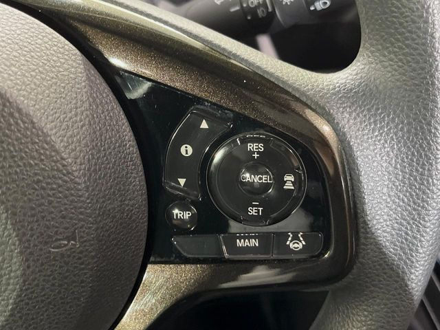 【アダプティブクルーズコントロール】高速道路での長距離走行が楽に!!自動で速度を保つクルーズコントロールが、衝突軽減システムと連携し、前方の車両を感知して車間を保つように速度調節してくれます!!