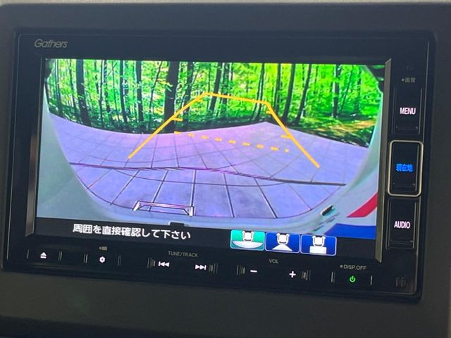 【バックカメラ】駐車時に後方がリアルタイム映像で確認できます。大型商業施設や立体駐車場での駐車時や、夜間のバック時に大活躍!運転スキルに関わらず、今や必須となった装備のひとつです!