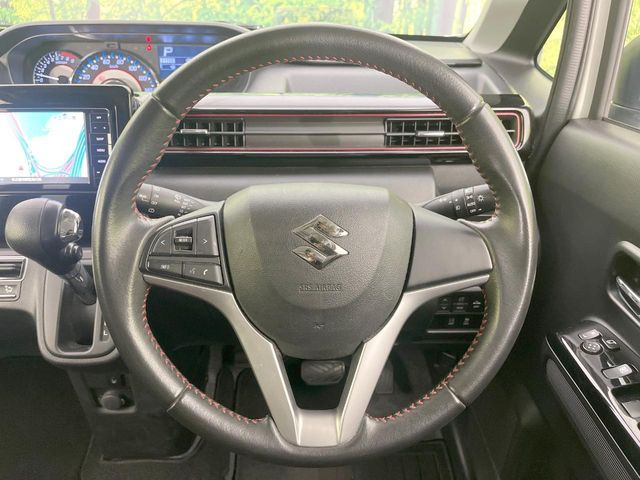 �C���e���A�ɍ��킹���f�U�C���̃X�e�A�����O�́A�^�]�������̂��Ƃ��l���A�^�]���₷���`��A�傫���ł��B�����x�A���ۂɐG���Ă��m���߂��������B