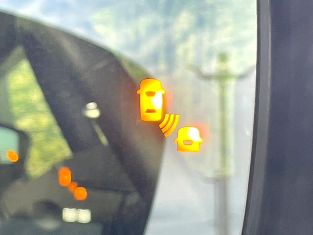 【後方車輛検知】走行中、ドアミラーの死角になりやすい箇所に後続車が接近するとサイドミラー付近に警告を表示、ドライバーに注意喚起をしてくれます。