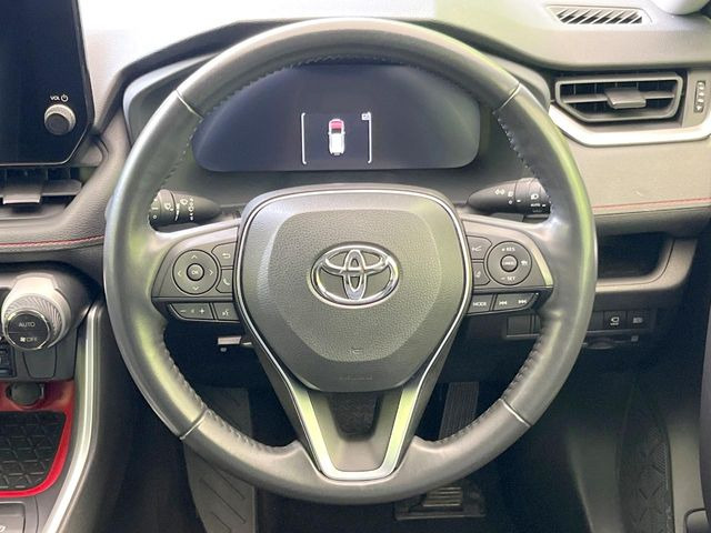 インテリアに合わせたデザインのステアリングは、運転される方のことも考え、運転しやすい形状、大きさです。是非一度、実際に触ってお確かめください。