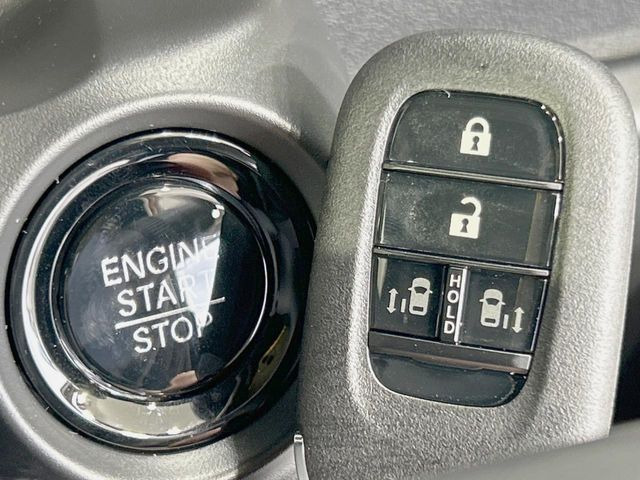 �yHonda�X�}�[�g�L�[�z�J�o����|�P�b�g�ɓ��ꂽ�܂܂ł��h�A�̎{���E�������\�ȃX�}�[�g�L�[�𑕔��B�G���W���̃I���E�I�t�����J�M�����o���K�v����������Ƃ��Ă��֗��ł���