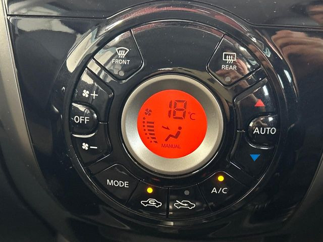 【オートエアコン】一度お好みの温度に設定すれば、車内の温度を検知し風量や温度を自動で調整。暑い&hellip;寒い&hellip;と何度もスイッチ操作をする必要はありません。快適な車内空間には必須の機能ですね♪