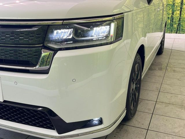 【LEDヘッドライト】悪天候や夜間走行時も良好な視界を確保し安心して運転できる高輝度LEDヘッドライトを装備!点灯速度が早く、消費電力も抑えられています。