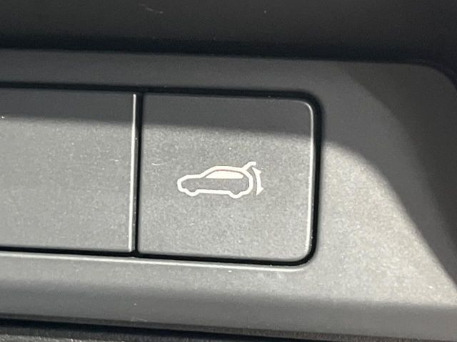 【パワーバックドア】スマートキーや運転席のボタンを押すだけでリアゲートが自動で開閉します!荷物を持っている時や、高い位置にあるバックドアを閉める際に便利な機能です♪