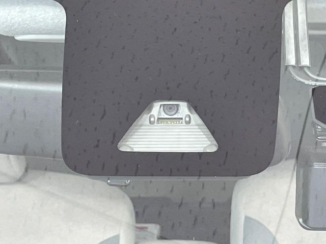 【スマートアシスト】走行中に前方の車両等を認識し、衝突しそうな時は警報とブレーキで衝突回避と被害軽減をアシスト。より安全にドライブをお楽しみいただけます。