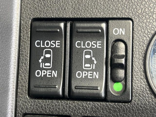 【両側パワースライドドア】スマートキーや運転席のスイッチで後席両側スライドドアの開閉が可能♪電動だから力を入れてドアを開ける必要が無く、小さなお子様でも簡単に開け閉めでき快適です♪