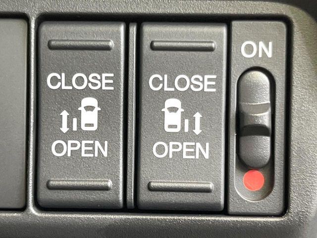 【両側パワースライドドア】スマートキーや運転席のスイッチで後席両側スライドドアの開閉が可能♪電動だから力を入れてドアを開ける必要が無く、小さなお子様でも簡単に開け閉めでき快適です♪