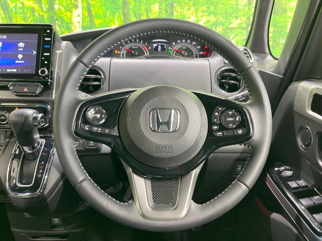 【純正革巻きステアリング】上質な革を使用することで、手にしっかり馴染みとても運転しやすいハンドルです♪