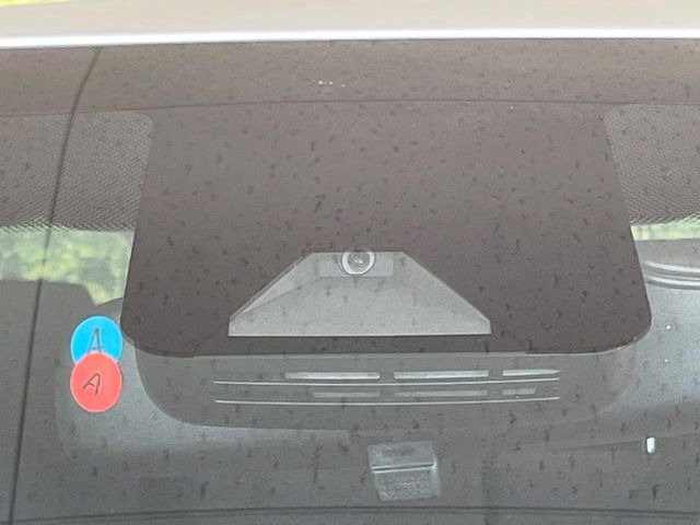 【トヨタセーフティセンス】走行中に前方の車両等を認識し、衝突しそうな時は警報とブレーキで衝突回避と被害軽減をアシスト。より安全にドライブをお楽しみいただけます。