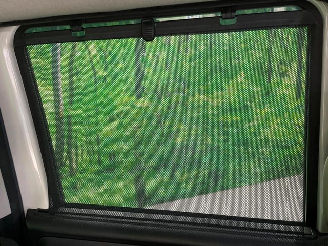 【ロールシェード】日差しや車外からの光が眩しいときにサッと引き出して使える、ロール格納タイプのサンシェードを装備。後席に乗ったお子様がウトウトしだした時など、ぜひご活用ください♪