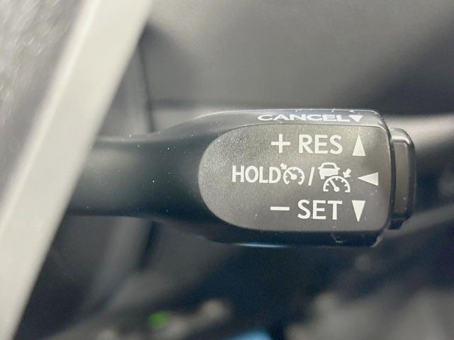 【レーダークルーズコントロール】高速道路での長距離走行が楽に!!自動で速度を保つクルーズコントロールが、衝突軽減システムと連携し、前方の車両を感知して車間を保つように速度調節してくれます!!
