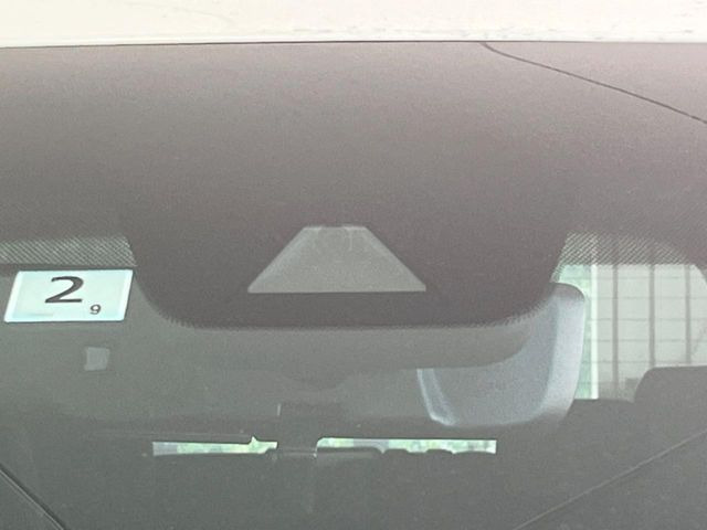 【トヨタセーフティセンス】走行中に前方の車両等を認識し、衝突しそうな時は警報とブレーキで衝突回避と被害軽減をアシスト。より安全にドライブをお楽しみいただけます。