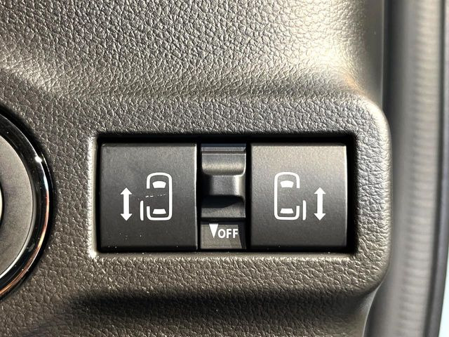 【両側パワースライドドア】スマートキーや運転席のスイッチで後席両側スライドドアの開閉が可能♪電動だから力を入れてドアを開ける必要が無く、小さなお子様でも簡単に開け閉めでき快適です♪