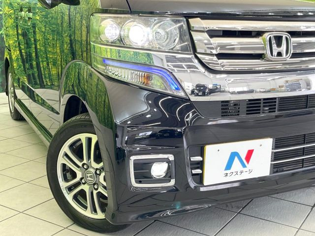 【LEDヘッドライト】悪天候や夜間走行時も良好な視界を確保し安心して運転できる高輝度LEDヘッドライトを装備!点灯速度が早く、消費電力も抑えられています。